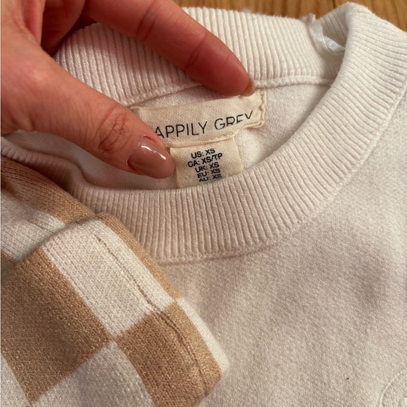 Checkered Beanie and White Sweater Set - Picture 3 of 10